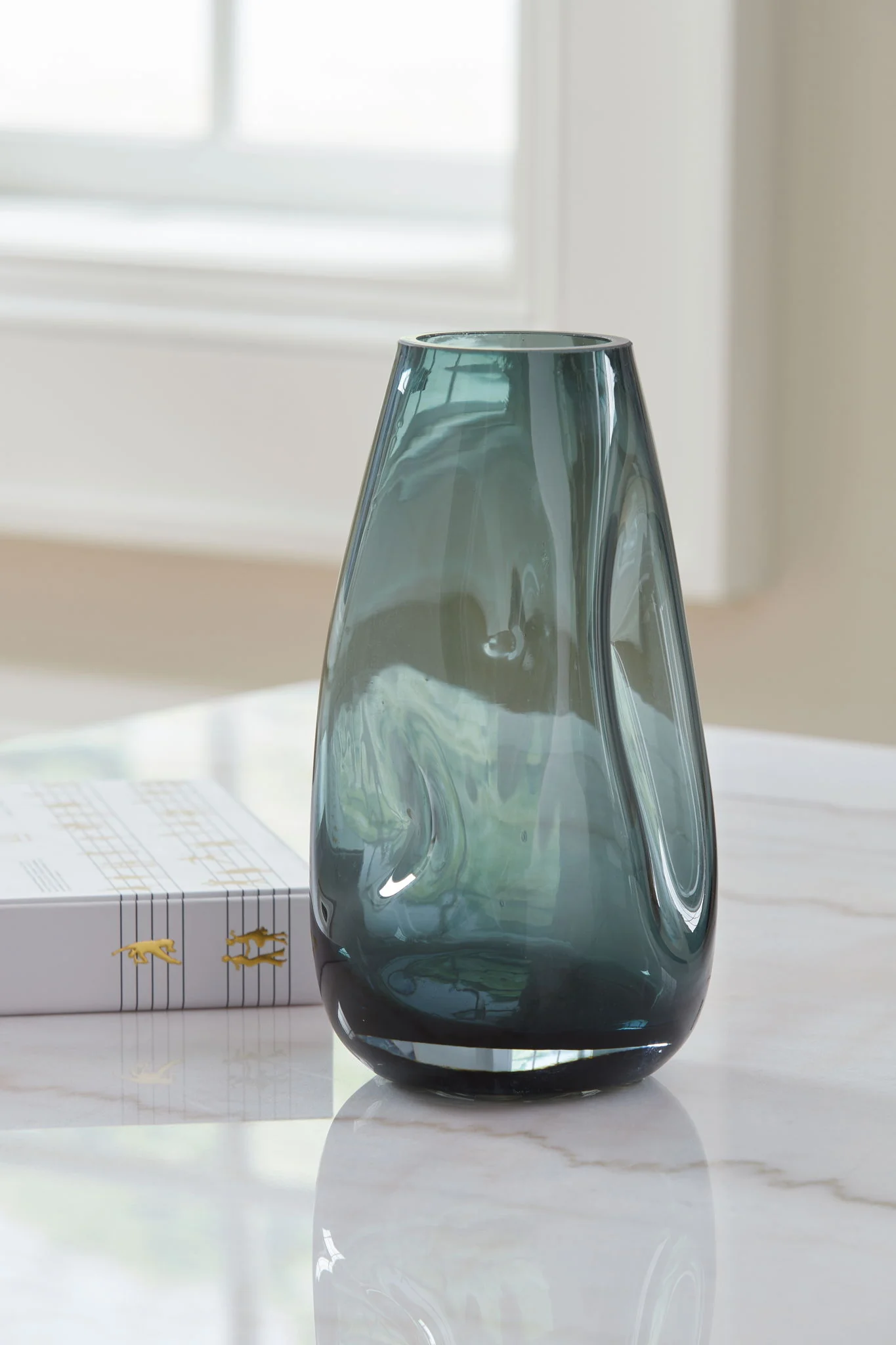 Beamund - Vase - 9" - Image 5