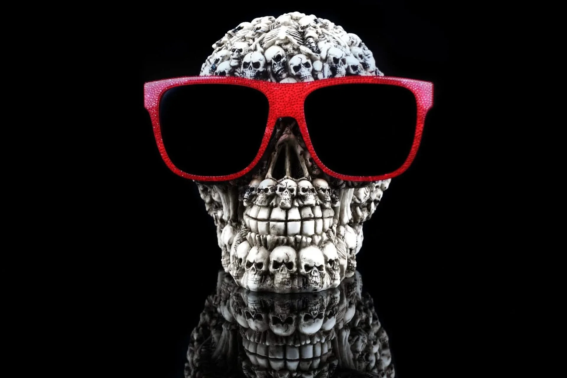 SKULLS ON SKULLS GLAS WALL ART